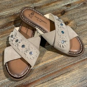 Hush Puppies Tan Flower Criss Cross Sandals Size 6